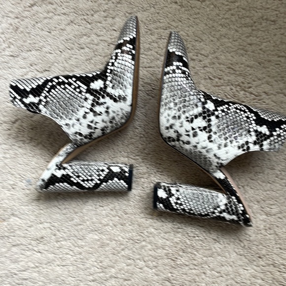 ✨ALDO BLACK AND WHITE CLOSED TOE BOOTIES✨ SIZE 7 - Picture 3 of 7